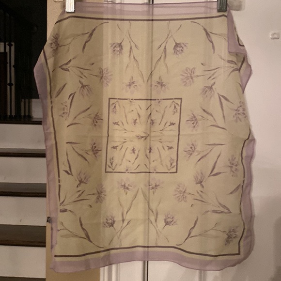 Express scarf. Lilac color with floral pattern. 19“ x 19“ excellent condition. - Picture 2 of 8